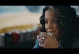 Ashley McBryde – Hang In There Girl